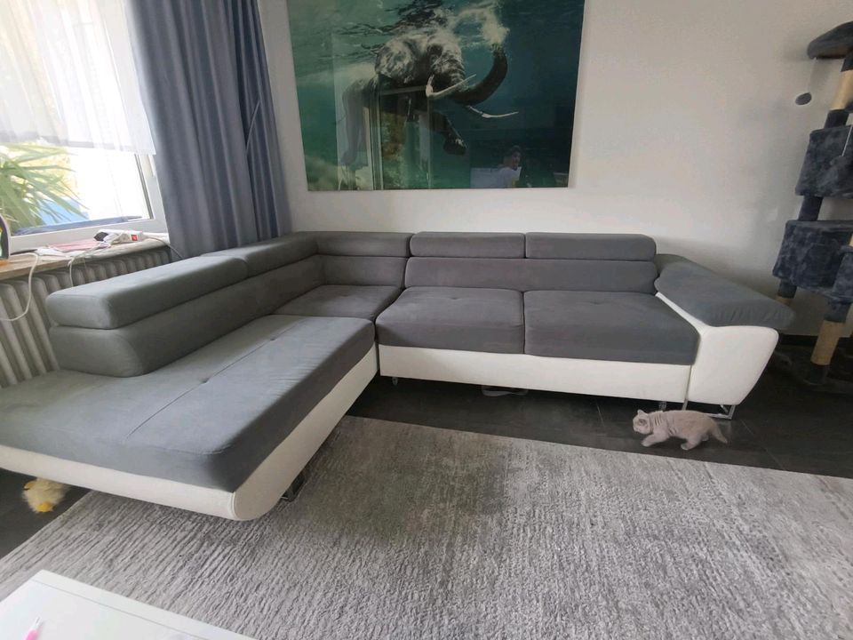 Sofa-Couch mit Schlaffunktion Wohnzimmercouch grau/weiß in Schwabach