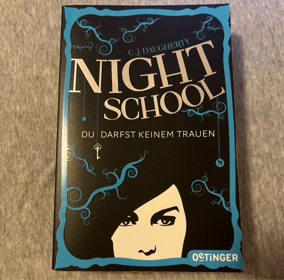 Night School von C. J. Daugherty Jugendbuch in Leverkusen