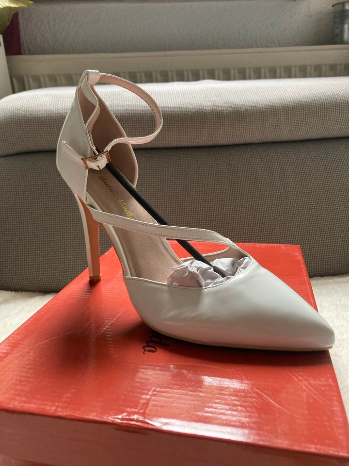 Slingpumps mit weißem Lackleder in GR 42⭐️ high heels in Lehrte