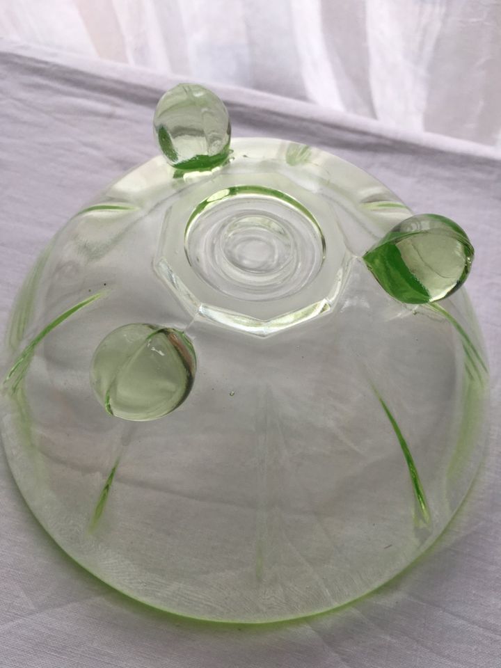 Vintage Glasschale mit 3 Füßen grün Pressglas Uranglas? in Dorsten