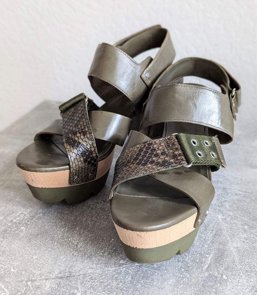 Stilvolle Ledersandalen mit Absatz, khaki, Vic Matie, Größe 37 in Berlin