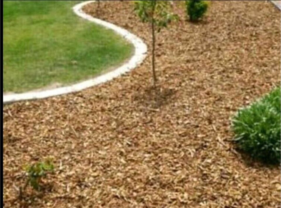 Hackschnitzel Beetabdeckung Rindenmulch Garten Fallschutz in Baden