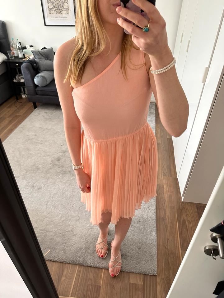 Mango Kleid Plissee Chiffon Apricot Peach Koralle Asymmetrisch in Sachsenheim