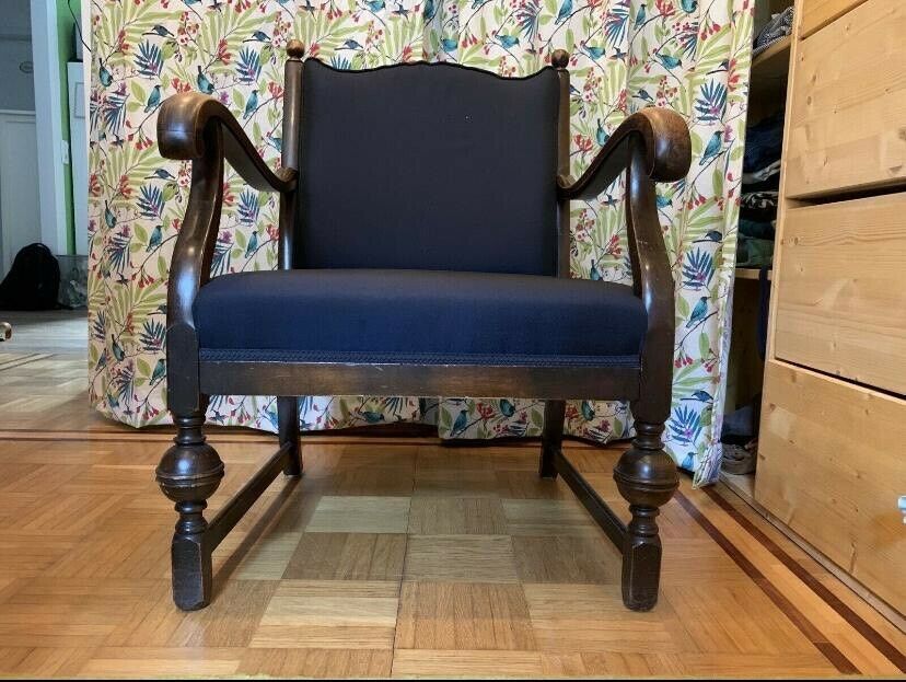 Antiker blau gepolsterter Holzstuhl Sessel sehr bequem in Düsseldorf