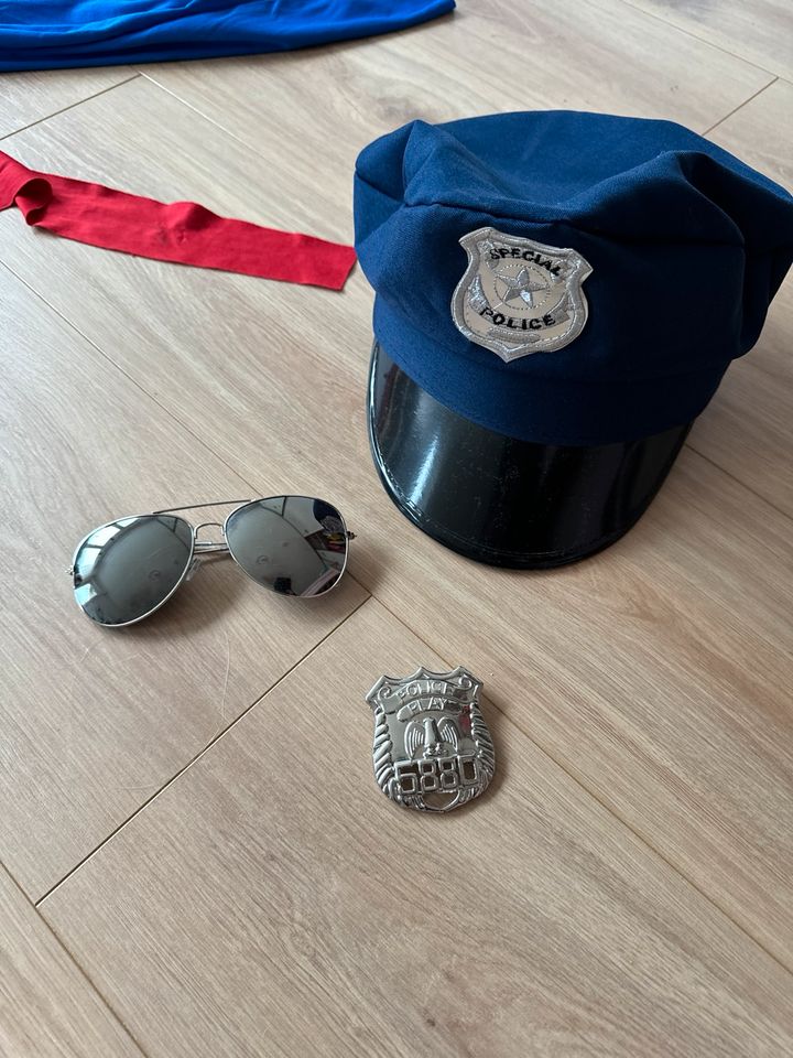 Superman Marvel DC Comic Kostüm Gr. m Polizist Polizei Brille in Königsbach-Stein 