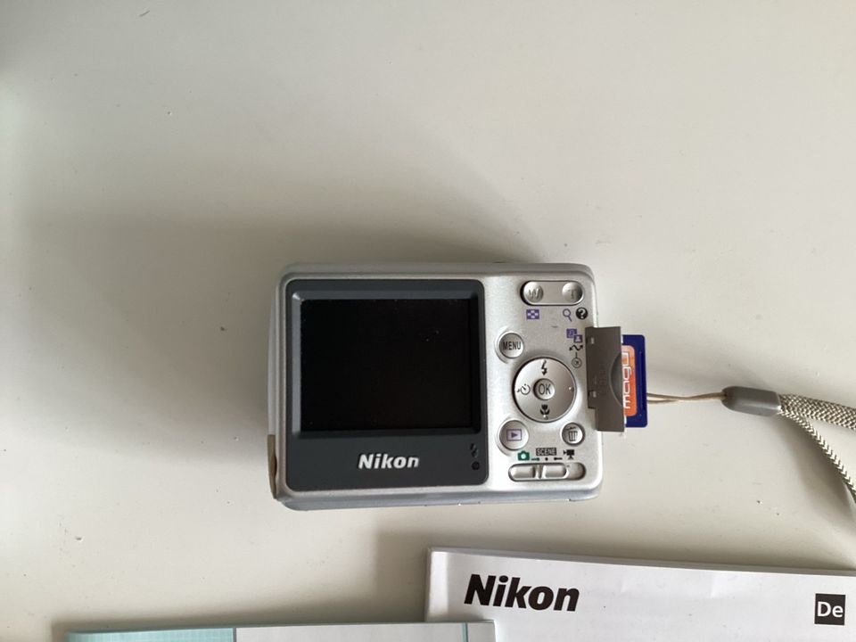 Nikon Coolpix L4 Digital Kamera Silber gebraucht in Neustadt