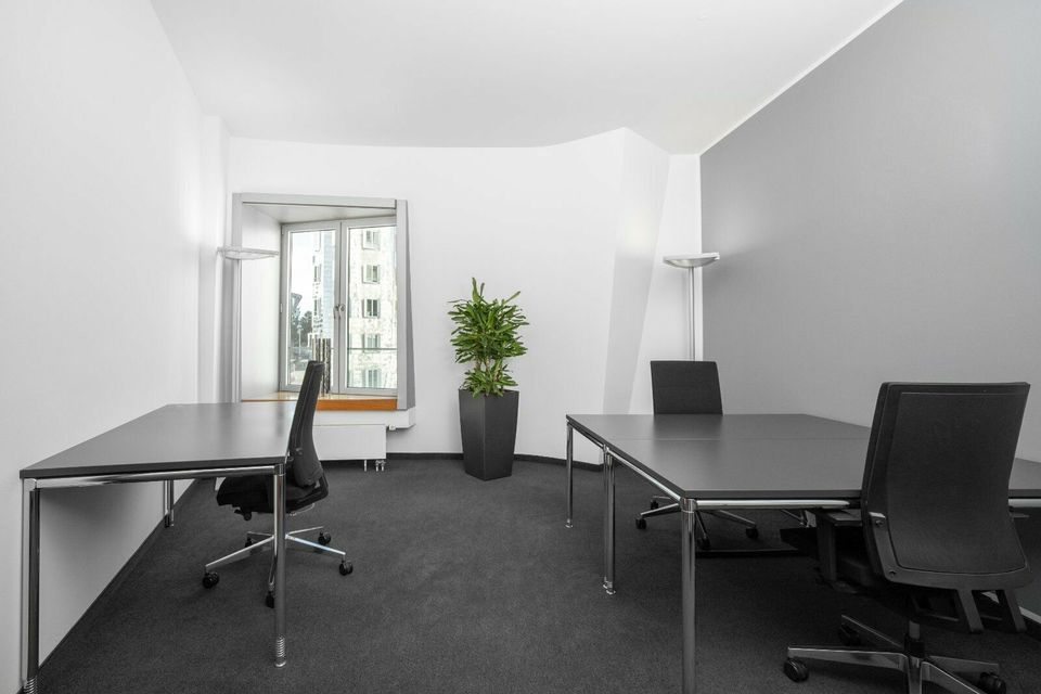 Privater Büroraum für 3 Personen in Regus Dusseldorf, Neuer Zollhof in Düsseldorf