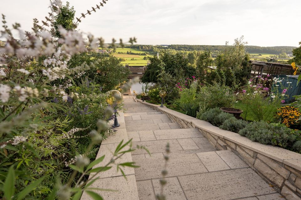 - RESERVIERT - Tolles Einfamilienhaus am Ortsrand mit Blick ins Grüne - Aufstockung möglich! in Langenzenn