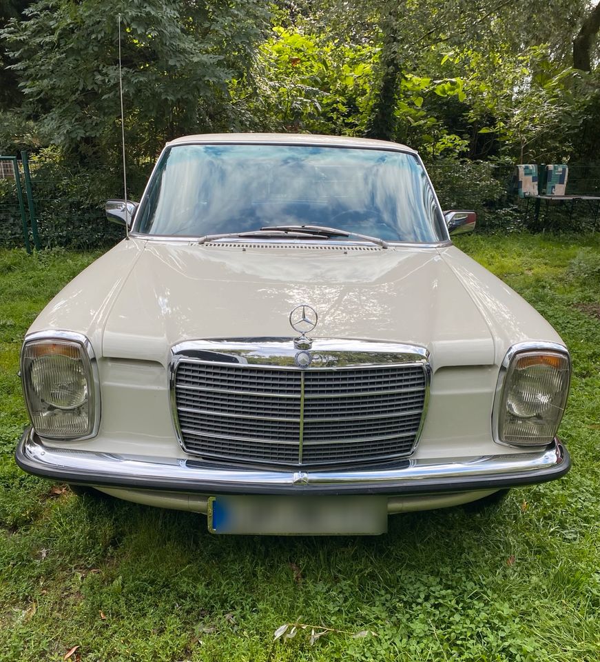 Mercedes 200D/8 w115 in Kladrum