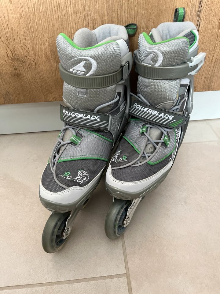 Inlineskates / Rollerblades Größe 40 inkl. Protektoren in Holzminden