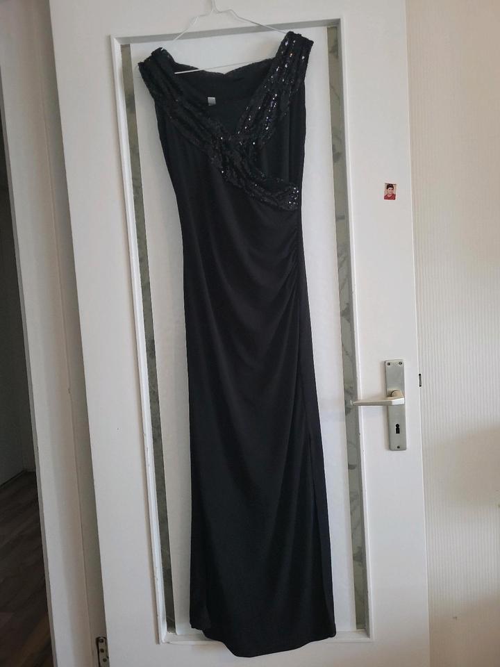 Elegantes langes Kleid mit dezenten Pailletten am Revers in Hamburg