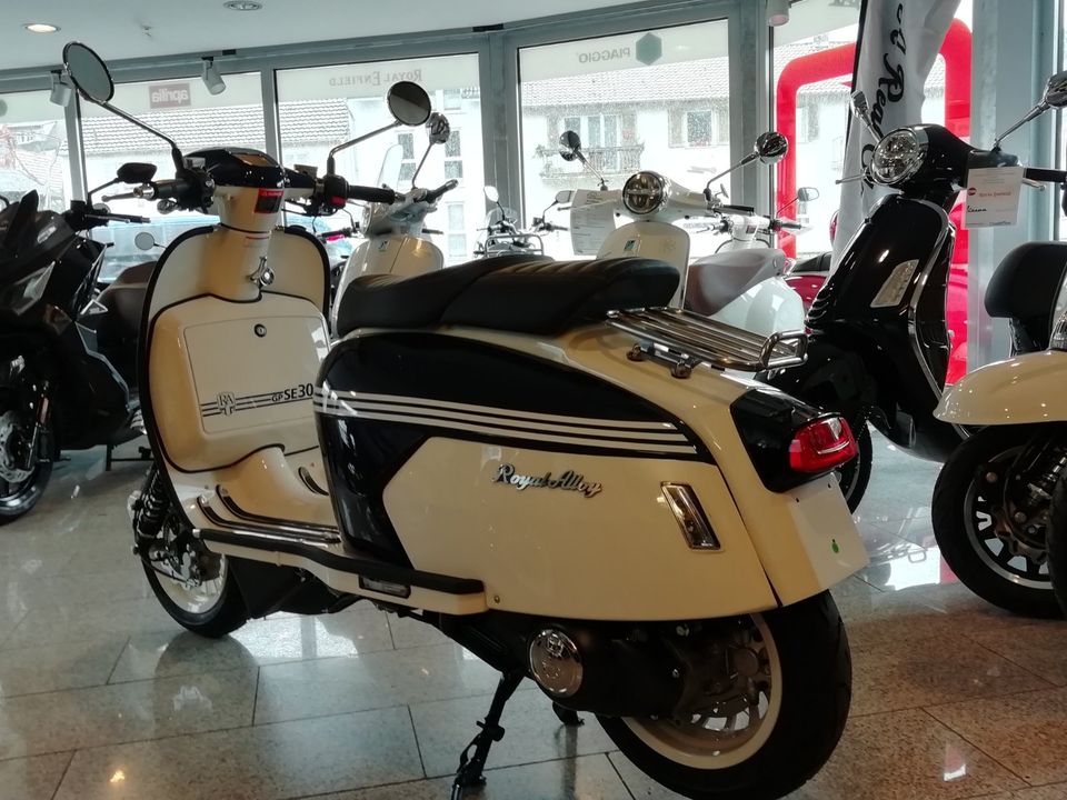 Royal Alloy GP 300 SE, Neufahrzeug blue/ivory, keine Vespa GTS in Weinheim