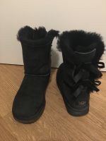 UGG Australia schwarze Echt-Lammfell-Stiefeletten Gr. 38 München - Bogenhausen Vorschau