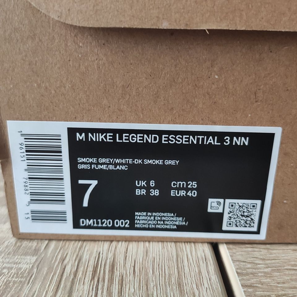 NIKE Legend Essential 3 Laufschuhe Sneaker grau 39 40 NEU in Saarbrücken