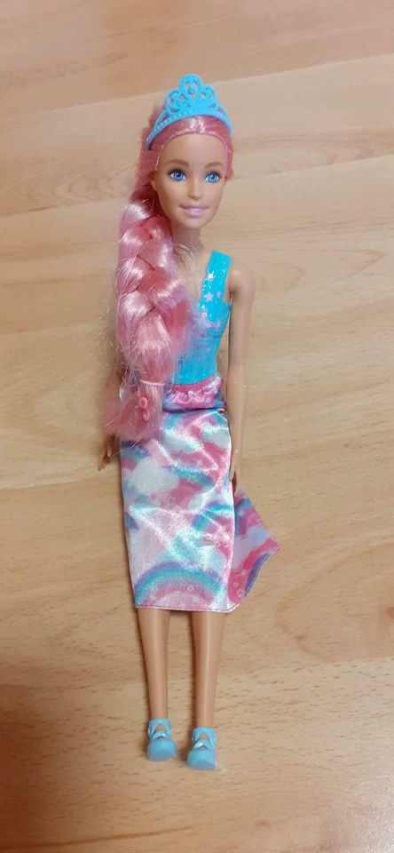 Barbie mit Kleidung in Winden