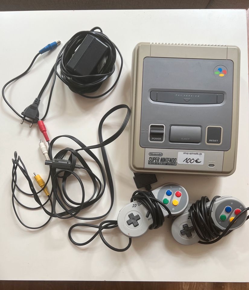 Super Nintendo mit 2 Controllern- Original. Sehr guter Zustand in Lüneburg