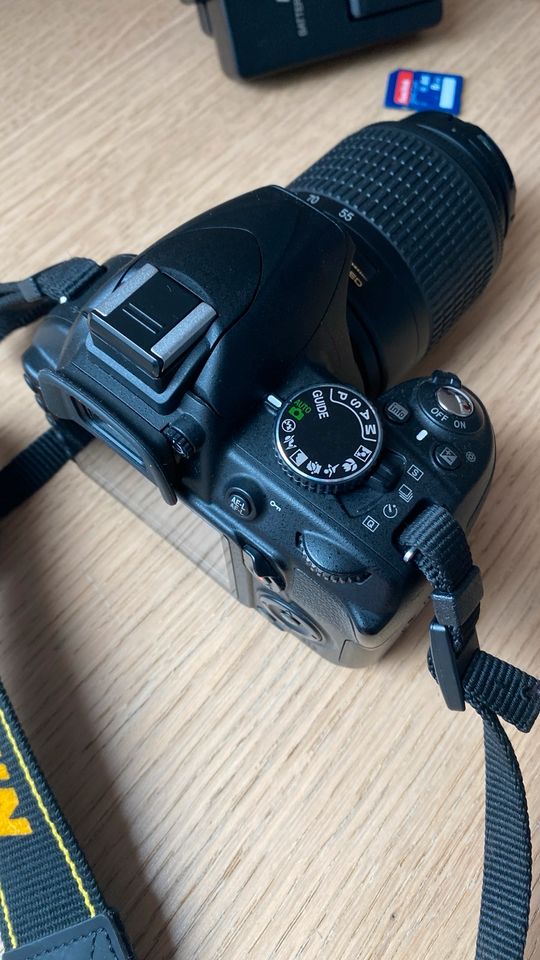 Nikon D3100 Spiegelreflexkamera mit 55-200mm Objektiv in Aachen
