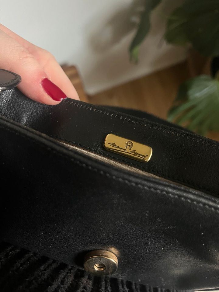 Aigner Schwarz Umhängetasche Leder Handtasche Clutch in Stade