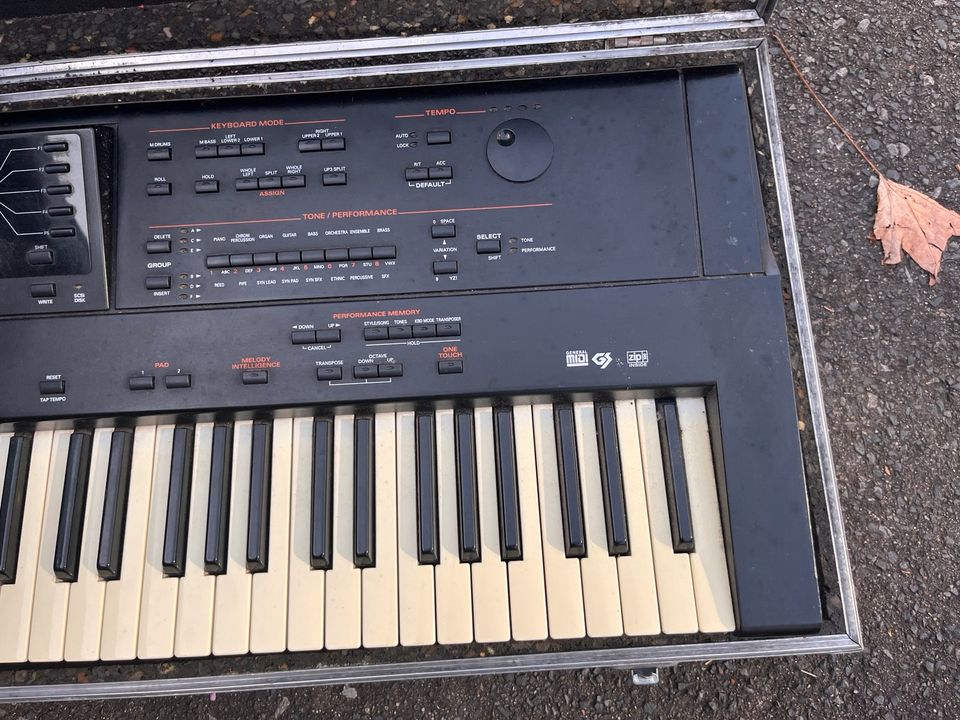 E-Piano, Keyboard: Roland G-1000 mit Tragekoffer in Düsseldorf