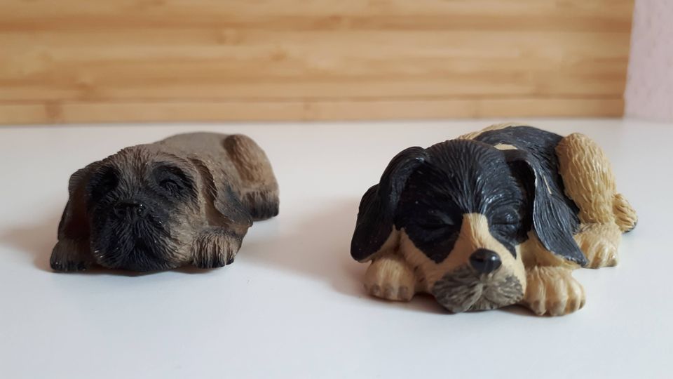 Hundefiguren und ein Schweinchen in Kritzmow