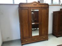 Antiker großer Kleiderschrank mit Spiegel Garderobenschrank Saarland - Völklingen Vorschau