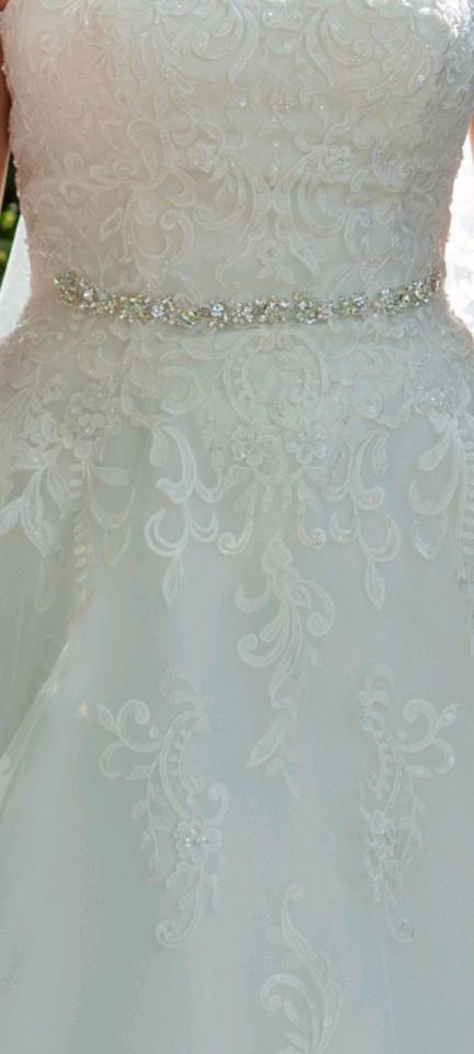 Hochzeitskleid | Brautkleid mit Schleppe | A-Linie | Glitzer in Löhne