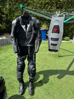 Dainese Lederkombi Größe 104+Wave Rückenprotektor NEU!+Schuhe Nordrhein-Westfalen - Marl Vorschau