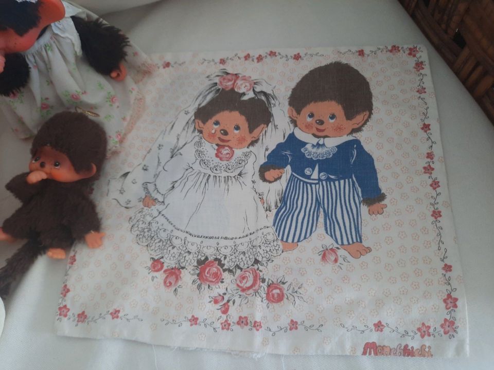 Monchichi Puppen "Mama mit Baby" im Körbchen und Kissenbezug in Neusäß