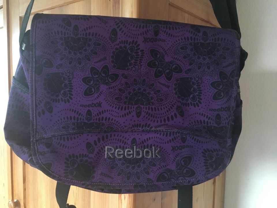 Reebok Umhängetasche/ Crossbody Bag, 30x49x13 cm in Berne