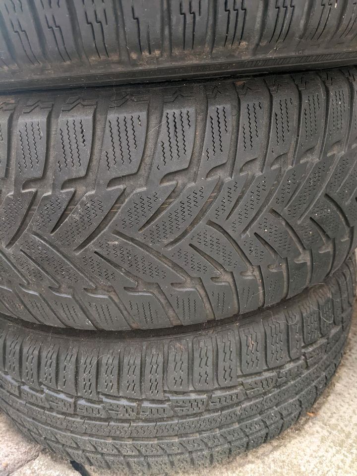 4 Reifen 225/55R16 Winterreifen Dunlop Nokian in Gotha