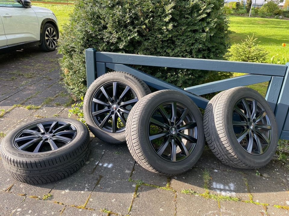 Winterreifen Hankook auf Alufelgen zu verkaufen 235/55/R17 in Bad Driburg