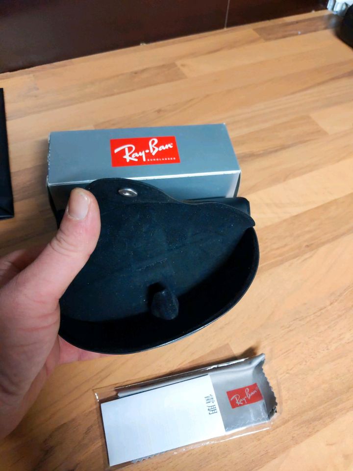 Ray Ban Brillenetuis 2x in Bremen