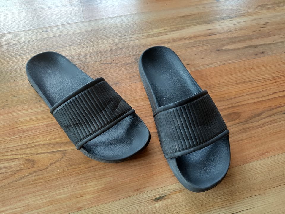 Adiletten Badelatschen Badeschuhe H&M Gr. 41 / 42 schwarz in Wildberg