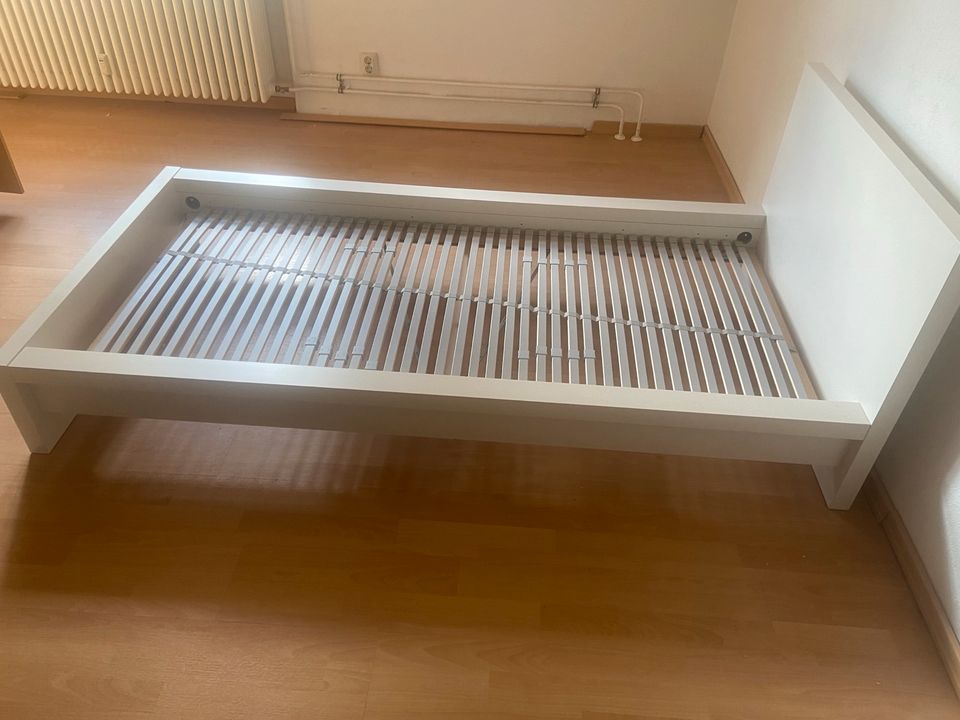 Malm Bett von Ikea in weiß,  mit hochwertigem Lattenrost in Berlin