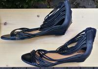 Riemchen Sommerschuhe Sandaletten Feines Leder 38 KELSI DAGGER BK Hessen - Groß-Zimmern Vorschau