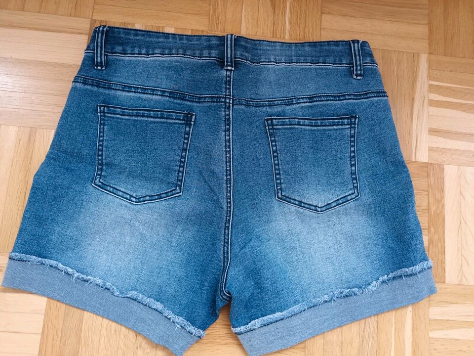 Shorts von Manguun in Brühl