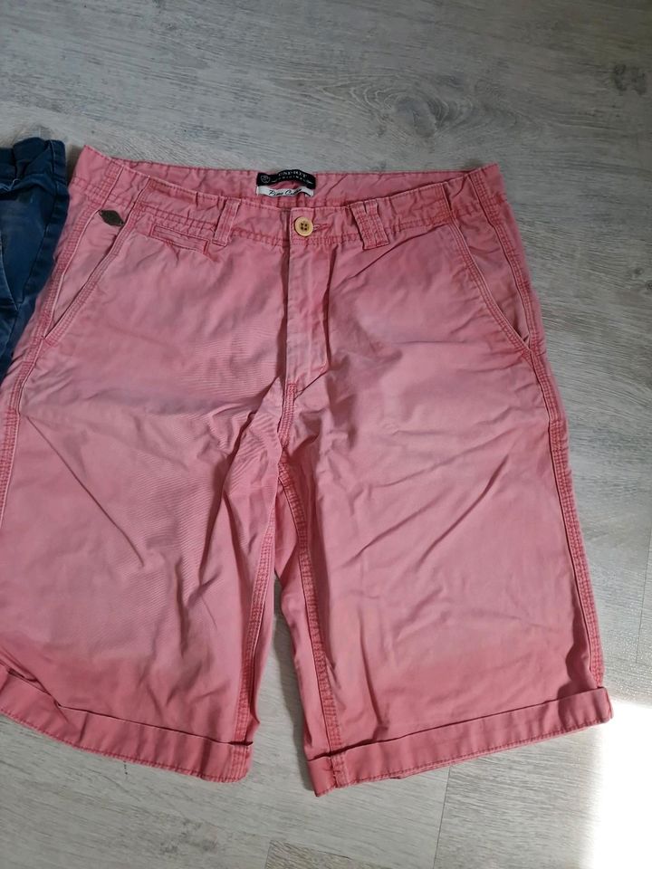 2 Kurze Hosen/Shorts Esprit und Jack&Jones Größe 30 in Bergisch Gladbach