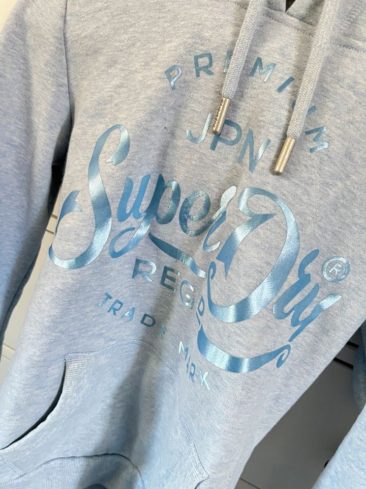 Neuwertiger hoodie von Superdry in hell blau mit metallic glitzer in Hamburg