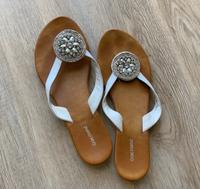 Sandalen, Flipflops, weiß/Glitzersteine, Gr. 40 Sachsen - Oelsnitz / Vogtland Vorschau
