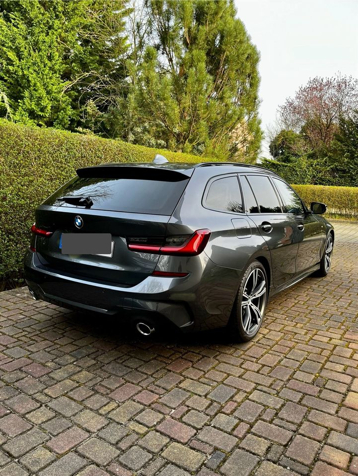 BMW 330i Touring M-Sport, Laser, HUD, HiFi, Pano, Driving Ass. in Dresden