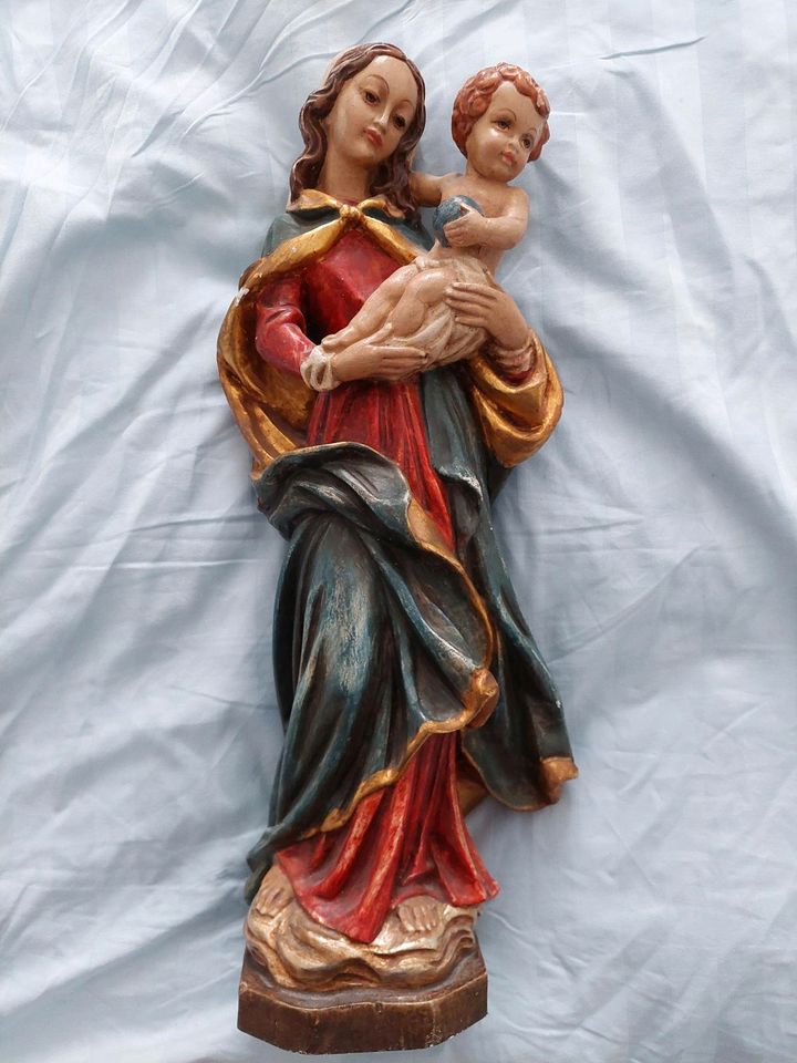 Madonna aus Holz bemalt in München