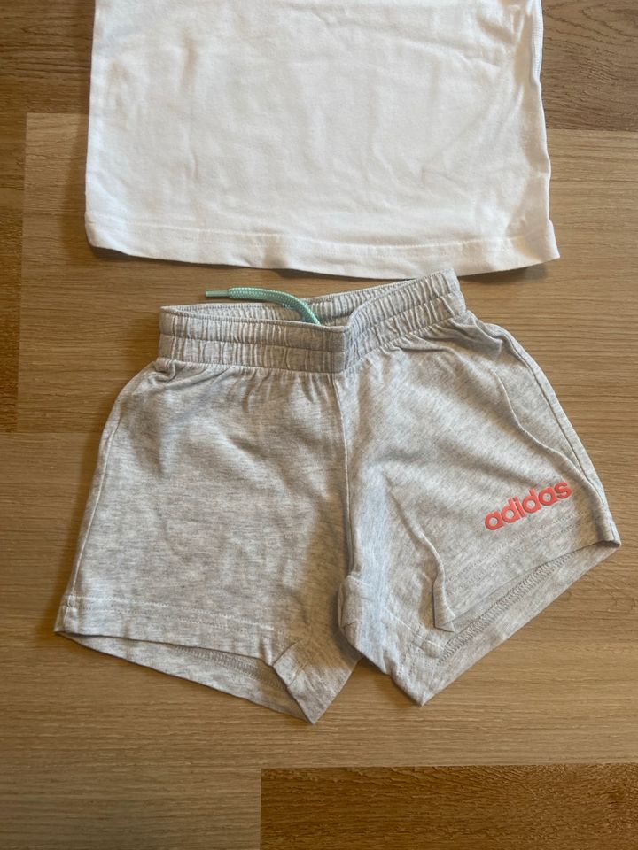 Adidas Sommer Set T-Shirt + Shorts in Größe 68 / grau weiß in Lemgo