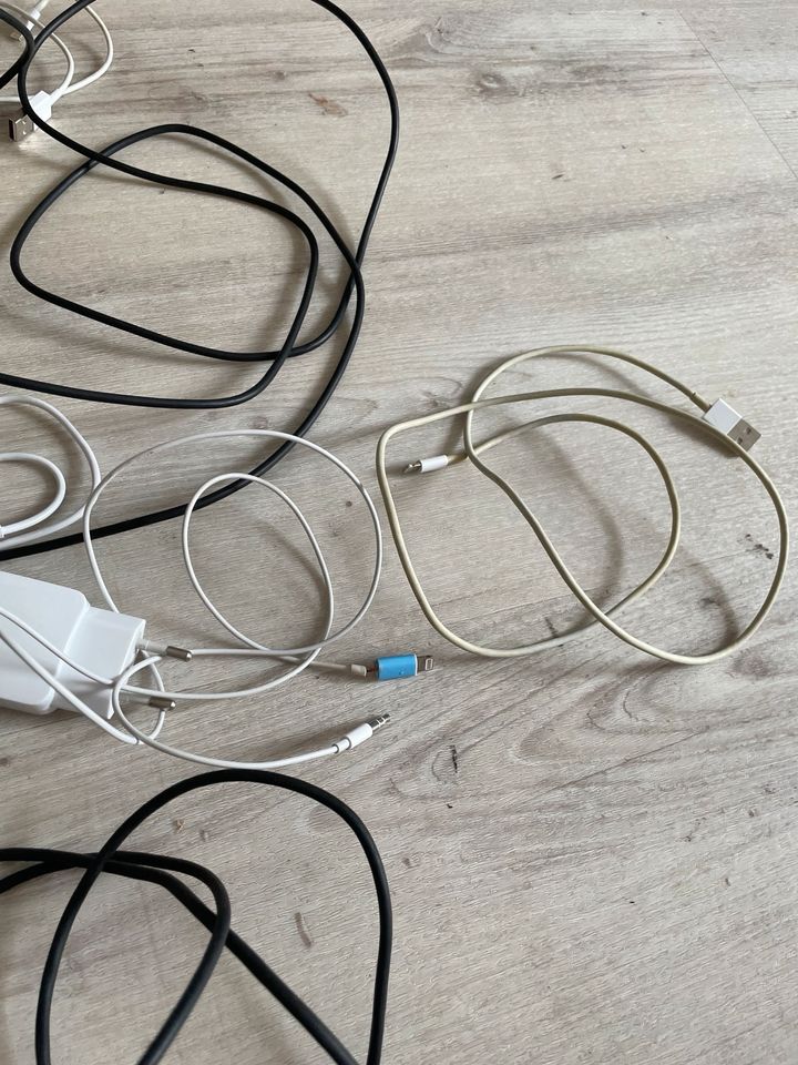 Verschiedene Kabel Ladekabel in Köln