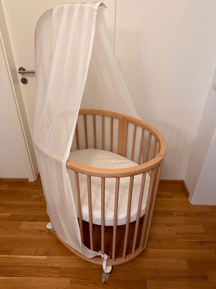 Stokke Sleepi Mini V3 Babybett inkl. Matratze, neuwertig in Leipzig