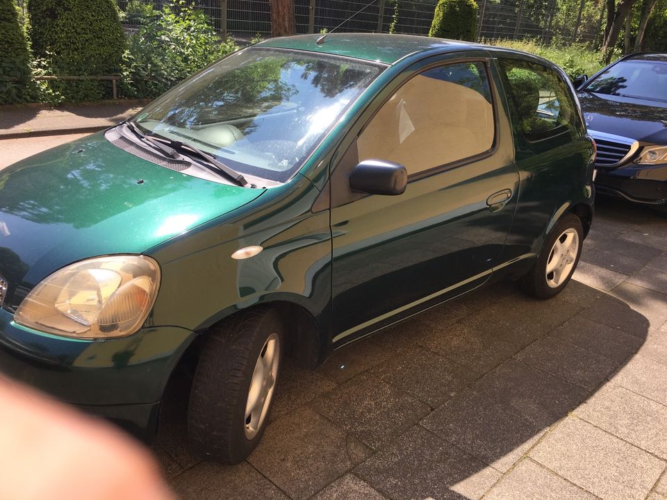 Toyota Yaris TÜV 04/25,, 5,8 Liter in der  Stadt in Köln