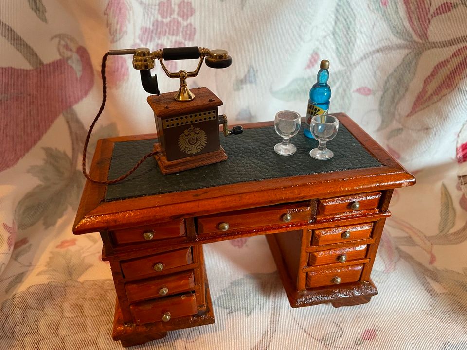 Schreibtisch mit Telefon für Puppenhaus in Moorenweis