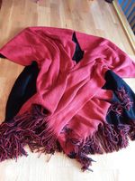 Riesen Schal Tuch wie Poncho getragen, mit Fransen, schwarz-rot Nordrhein-Westfalen - Sankt Augustin Vorschau
