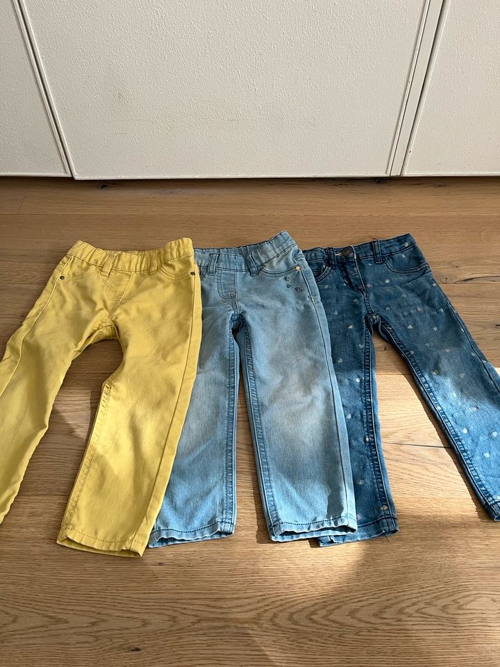 Paket aus 3 Hosen Gr.92 Mädchen in Essen