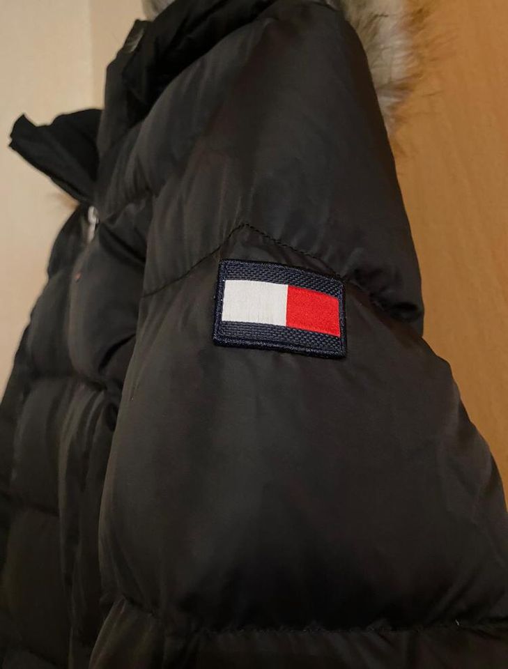 Jacke Tommy Hilfiger schwarz Gr. 176 in Bürstadt