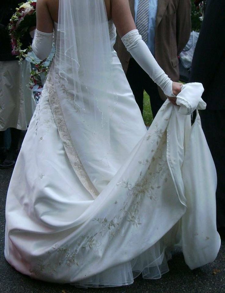 Brautkleid cremefarben mit abnehmbarem Neckholder, Größe 40 in Oberhaid
